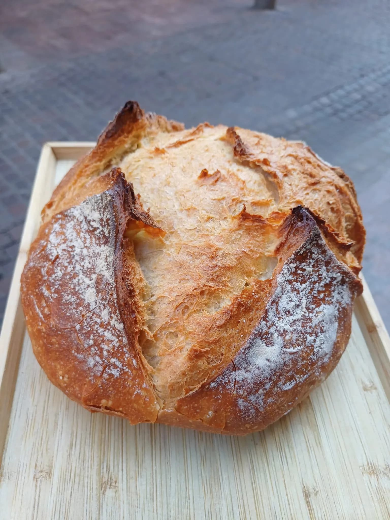 Une boule de pain dorée, tout juste sortie du four