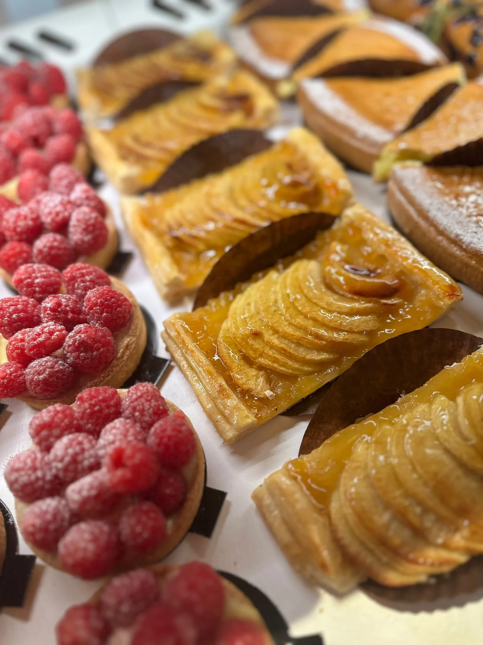 Tartelettes aux framboises et tartes fines aux pommes